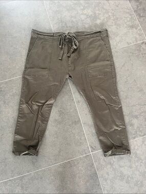 Current Elliot Cropped Drop - crotch Drawstring Pants in Army Green